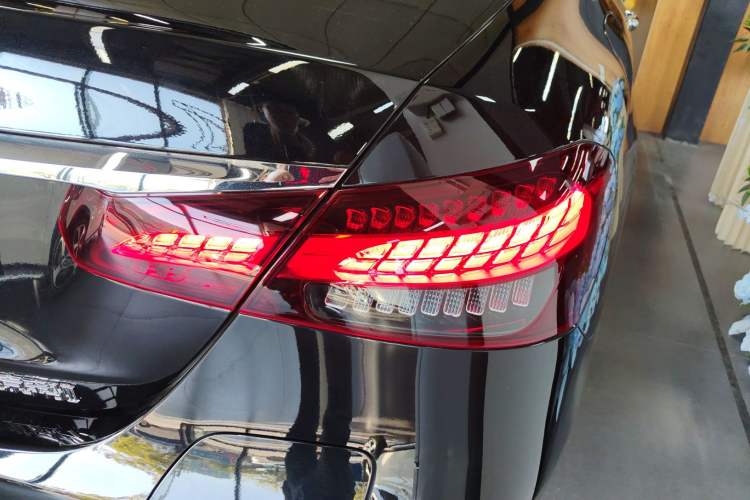 Used Mercedes-Benz E-Class New Energy 2023 E 350 e L Plug-in Hybrid Sports Sedan Right Rear Taillight