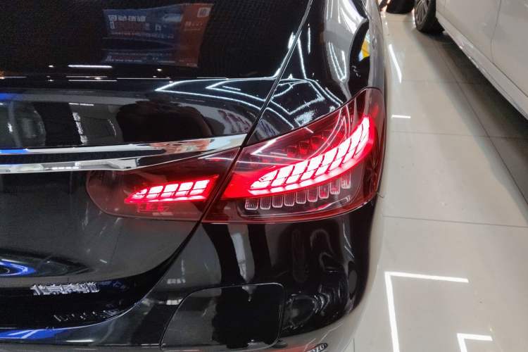 Used Mercedes-Benz E-Class New Energy 2023 E 350 e L Plug-in Hybrid Sedan Right Rear Taillight