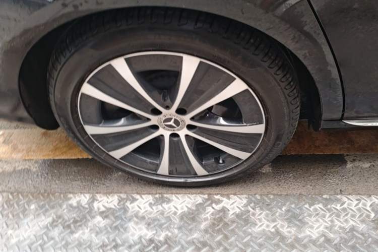 Used Mercedes-Benz E-Class New Energy 2023 E 350 e L Plug-in Hybrid Sedan Right Rear Wheel Hub