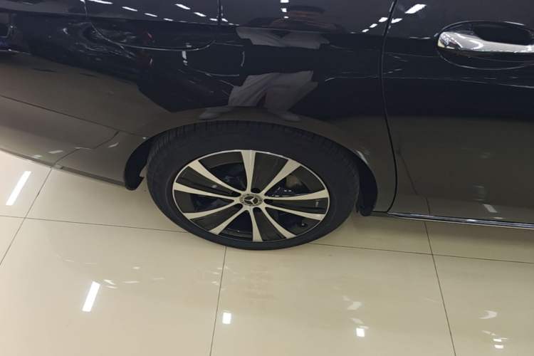 Used Mercedes-Benz E-Class New Energy 2023 E 350 e L Plug-in Hybrid Sedan Right Rear Wheel Hub