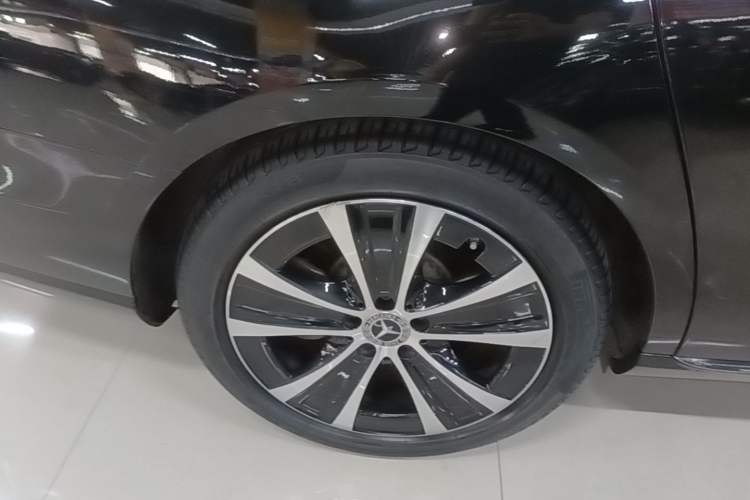 Used Mercedes-Benz E-Class New Energy 2023 E 350 e L Plug-in Hybrid Sedan Right Rear Wheel Hub