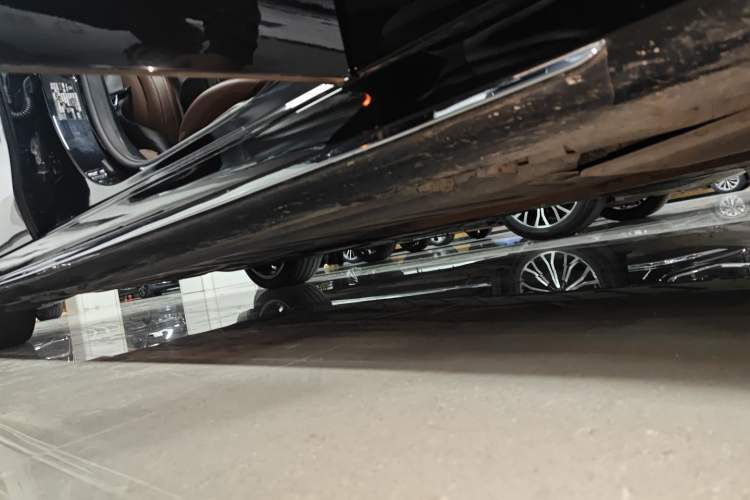 Used Mercedes-Benz E-Class New Energy 2023 E 350 e L Plug-in Hybrid Sedan Right Side Sill