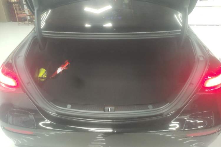 Used Mercedes-Benz E-Class New Energy 2023 E 350 e L Plug-in Hybrid Sedan Trunk