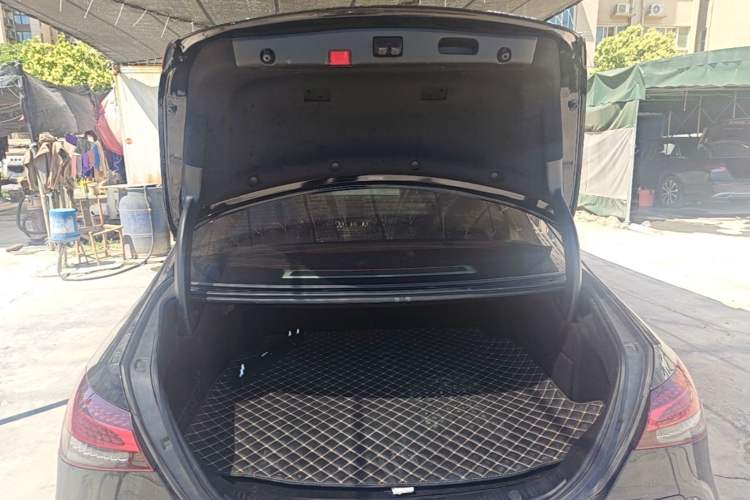 Used Mercedes-Benz E-Class New Energy 2023 E 350 e L Plug-in Hybrid Sedan Trunk