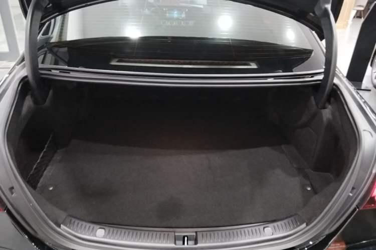 Used Mercedes-Benz E-Class New Energy 2023 E 350 e L Plug-in Hybrid Sedan Trunk