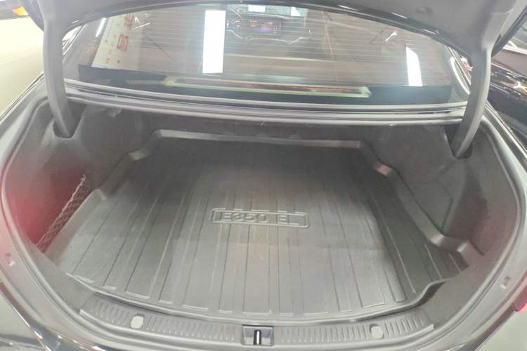Used Mercedes-Benz E-Class New Energy 2023 E 350 e L Plug-in Hybrid Sedan Trunk