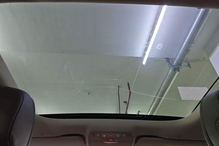 Used Mercedes-Benz E-Class New Energy 2023 E 350 e L Plug-in Hybrid Sedan Headliner