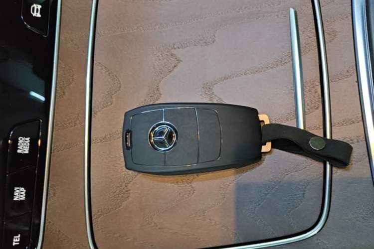 Used Mercedes-Benz E-Class New Energy 2023 E 350 e L Plug-in Hybrid Sedan Interior 1