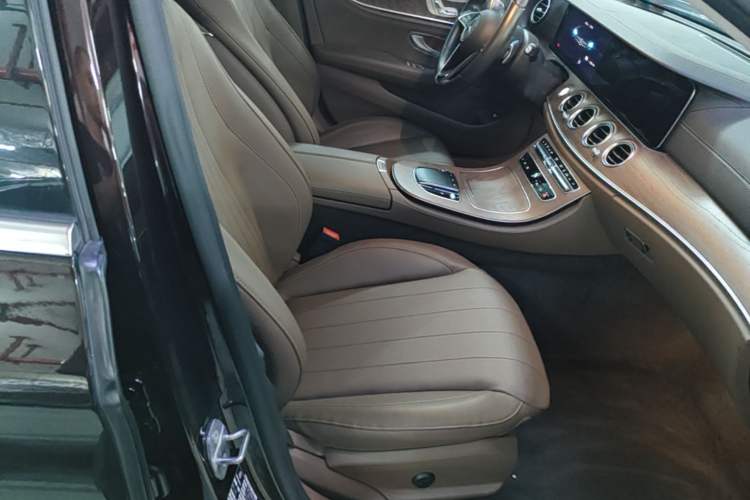 Used Mercedes-Benz E-Class New Energy 2023 E 350 e L Plug-in Hybrid Sedan Right Front Seat