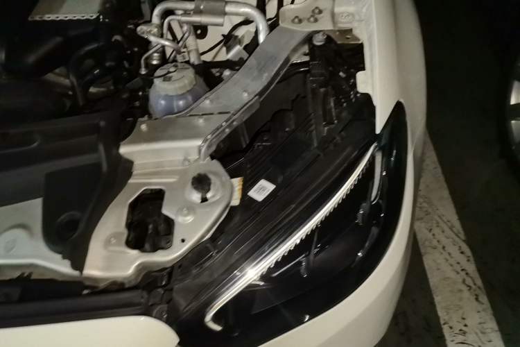 Used Mercedes-Benz E-Class New Energy 2023 E 350 e L Plug-in Hybrid Sedan Engine Bay Left