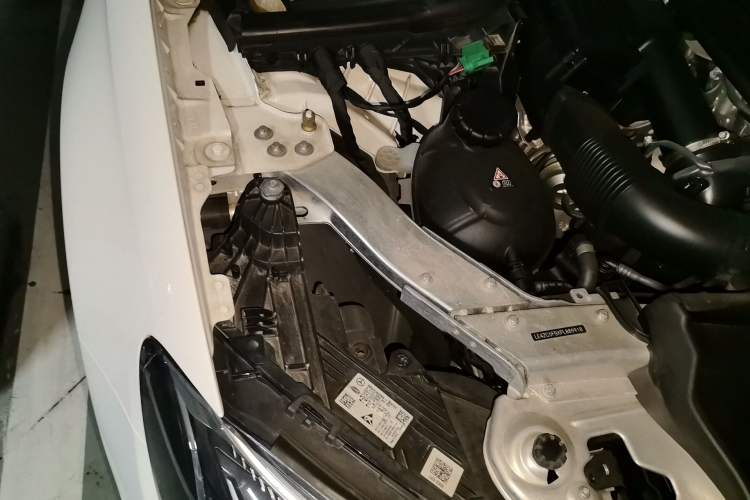 Used Mercedes-Benz E-Class New Energy 2023 E 350 e L Plug-in Hybrid Sedan Engine Bay Right