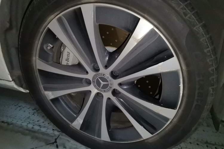 Used Mercedes-Benz E-Class New Energy 2023 E 350 e L Plug-in Hybrid Sedan Right Front Wheel Hub