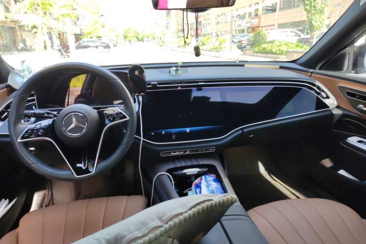 Used Mercedes-Benz E-Class New Energy 2024 E 350 e L Plug-in Hybrid Sedan Center Console