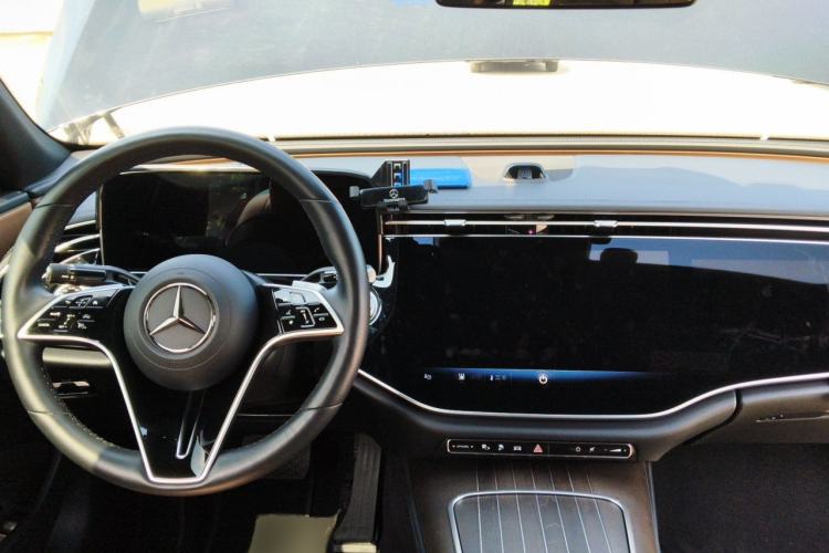 Used Mercedes-Benz E-Class New Energy 2024 E 350 e L Plug-in Hybrid Sedan Center Console