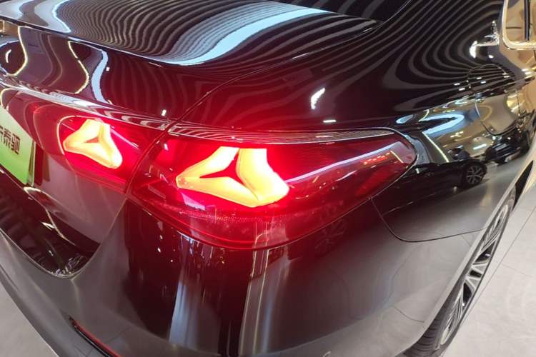 Used Mercedes-Benz E-Class New Energy 2024 E 350 e L Plug-in Hybrid Sedan Exterior 3