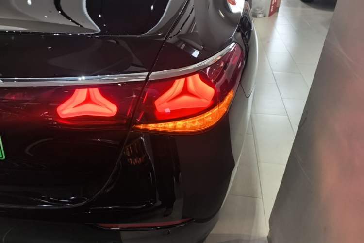 Used Mercedes-Benz E-Class New Energy 2024 E 350 e L Plug-in Hybrid Sedan Exterior 3