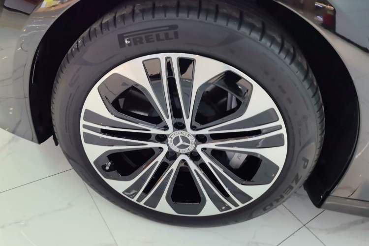 Used Mercedes-Benz E-Class New Energy 2024 E 350 e L Plug-in Hybrid Sedan Exterior 4