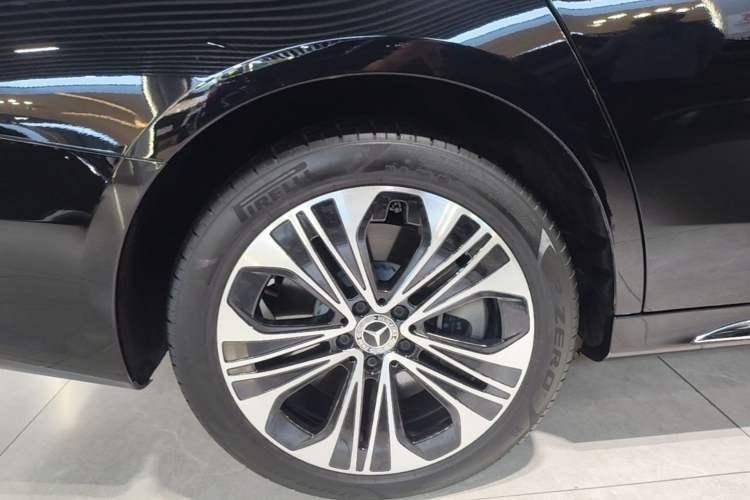 Used Mercedes-Benz E-Class New Energy 2024 E 350 e L Plug-in Hybrid Sedan Exterior 5