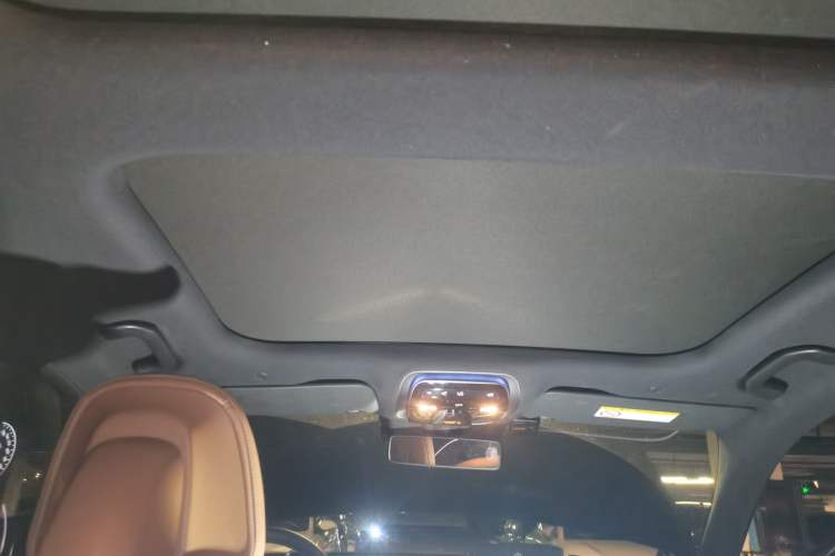 Used Mercedes-Benz E-Class New Energy 2024 E 350 e L Plug-in Hybrid Sedan Headliner