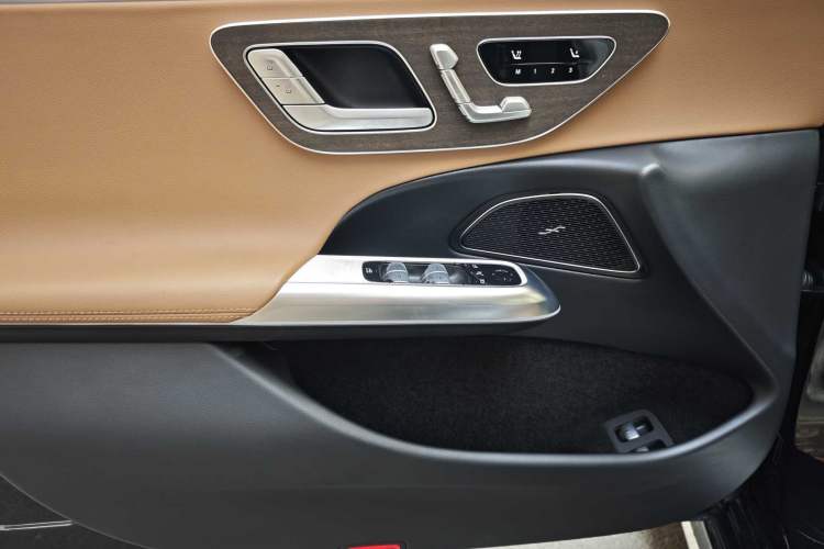 Used Mercedes-Benz E-Class New Energy 2024 E 350 e L Plug-in Hybrid Sedan Interior 8