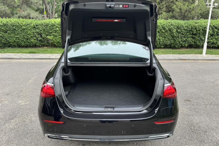 Used Mercedes-Benz E-Class New Energy 2024 E 350 e L Plug-in Hybrid Sedan Interior 8