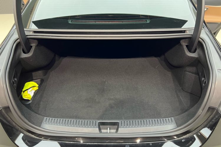 Used Mercedes-Benz E-Class New Energy 2024 E 350 e L Plug-in Hybrid Sedan Interior 9