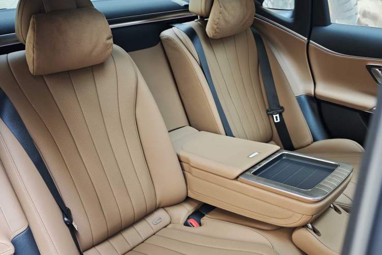 Used Mercedes-Benz E-Class New Energy 2024 E 350 e L Plug-in Hybrid Sedan Interior 9