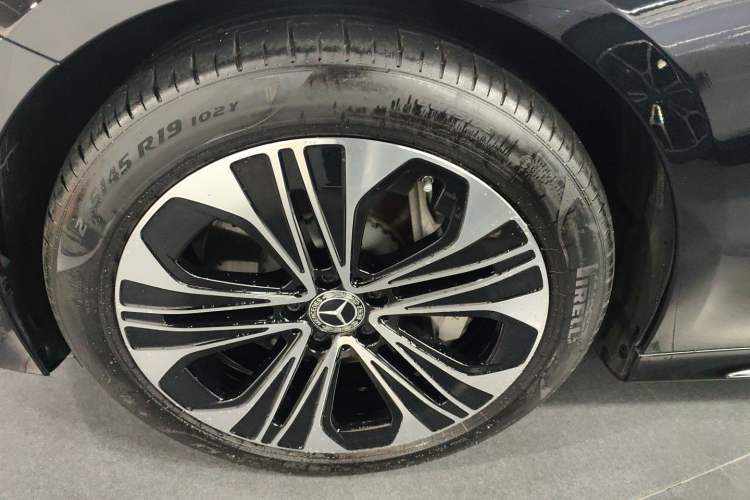 Used Mercedes-Benz E-Class New Energy 2024 E 350 e L Plug-in Hybrid Sedan Left Front Wheel Hub