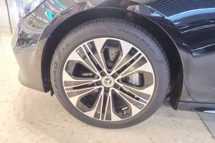Used Mercedes-Benz E-Class New Energy 2024 E 350 e L Plug-in Hybrid Sedan Left Front Wheel Hub