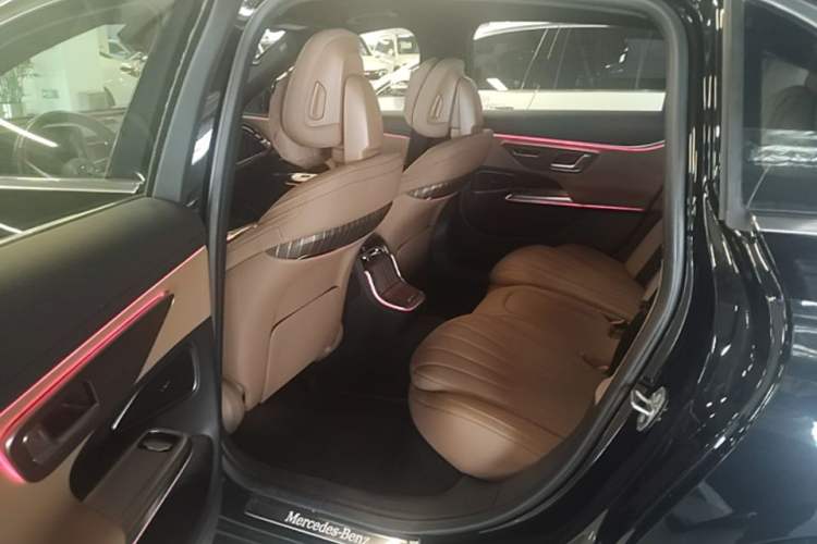 Used Mercedes-Benz E-Class New Energy 2024 E 350 e L Plug-in Hybrid Sedan Left Rear Seat