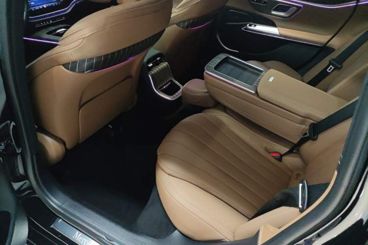 Used Mercedes-Benz E-Class New Energy 2024 E 350 e L Plug-in Hybrid Sedan Left Rear Seat