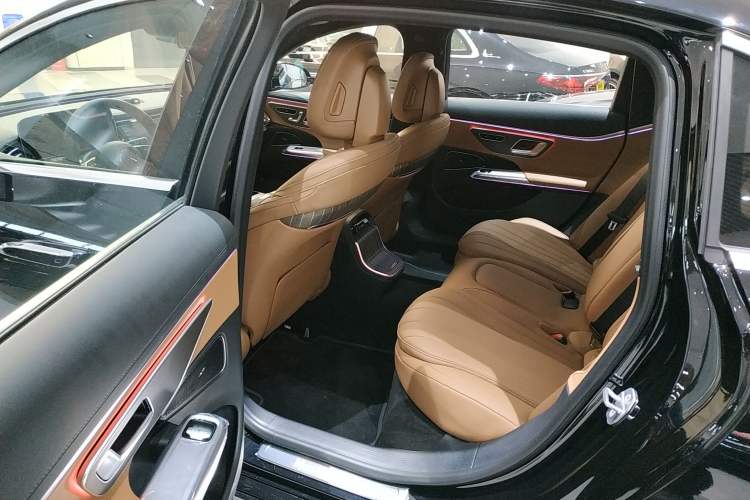 Used Mercedes-Benz E-Class New Energy 2024 E 350 e L Plug-in Hybrid Sedan Left Rear Seat
