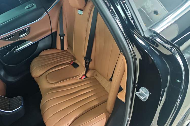 Used Mercedes-Benz E-Class New Energy 2024 E 350 e L Plug-in Hybrid Sedan Left Rear Seat