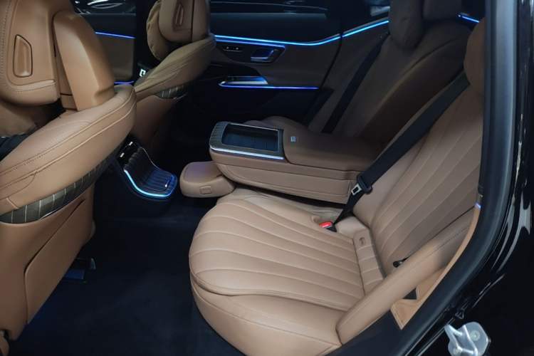 Used Mercedes-Benz E-Class New Energy 2024 E 350 e L Plug-in Hybrid Sedan Left Rear Seat
