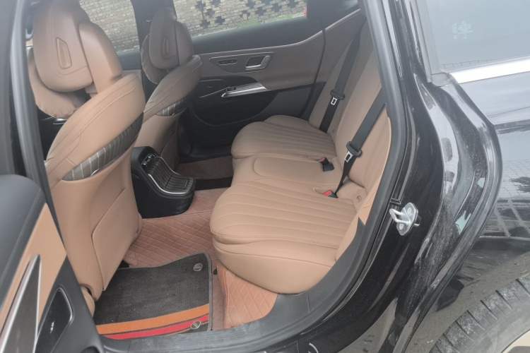 Used Mercedes-Benz E-Class New Energy 2024 E 350 e L Plug-in Hybrid Sedan Left Rear Seat