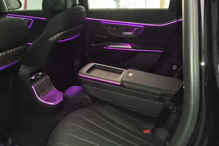 Used Mercedes-Benz E-Class New Energy 2024 E 350 e L Plug-in Hybrid Sedan Left Rear Seat