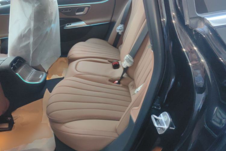 Used Mercedes-Benz E-Class New Energy 2024 E 350 e L Plug-in Hybrid Sedan Left Rear Seat