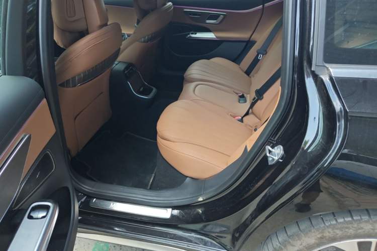 Used Mercedes-Benz E-Class New Energy 2024 E 350 e L Plug-in Hybrid Sedan Left Rear Seat