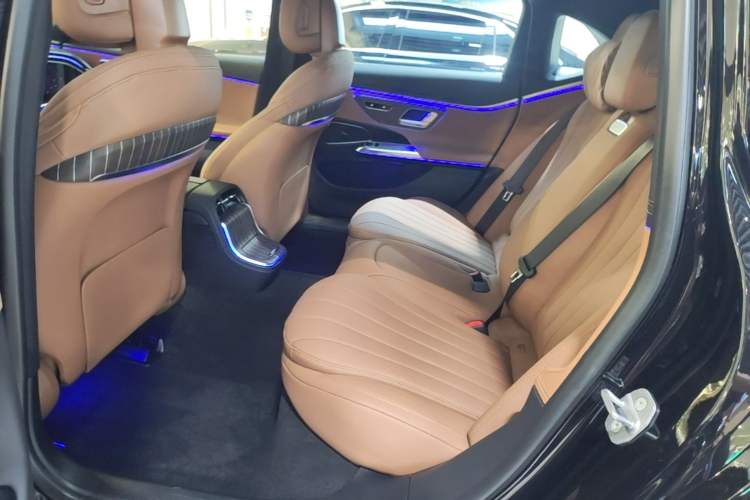 Used Mercedes-Benz E-Class New Energy 2024 E 350 e L Plug-in Hybrid Sedan Left Rear Seat