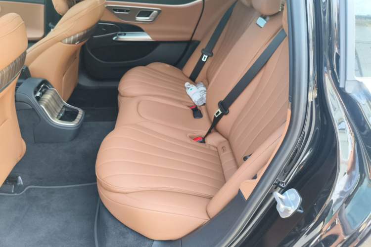 Used Mercedes-Benz E-Class New Energy 2024 E 350 e L Plug-in Hybrid Sedan Left Rear Seat