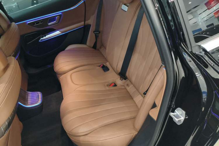 Used Mercedes-Benz E-Class New Energy 2024 E 350 e L Plug-in Hybrid Sedan Left Rear Seat