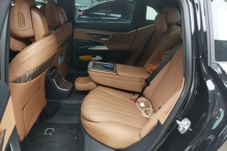 Used Mercedes-Benz E-Class New Energy 2024 E 350 e L Plug-in Hybrid Sedan Left Rear Seat