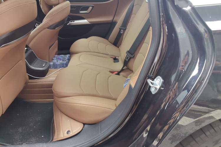 Used Mercedes-Benz E-Class New Energy 2024 E 350 e L Plug-in Hybrid Sedan Left Rear Seat