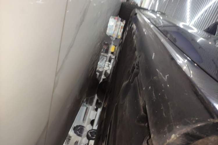 Used Mercedes-Benz E-Class New Energy 2024 E 350 e L Plug-in Hybrid Sedan Left Side Sill