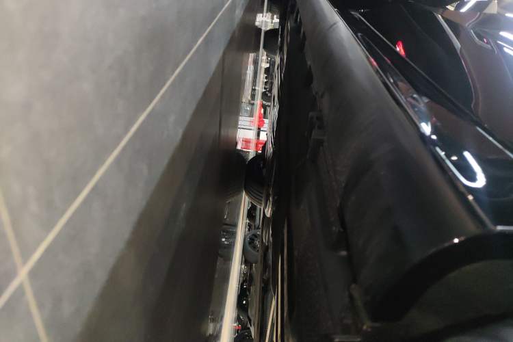 Used Mercedes-Benz E-Class New Energy 2024 E 350 e L Plug-in Hybrid Sedan Left Side Sill