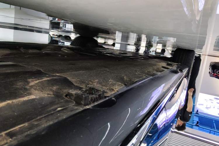 Used Mercedes-Benz E-Class New Energy 2024 E 350 e L Plug-in Hybrid Sedan Left Side Sill