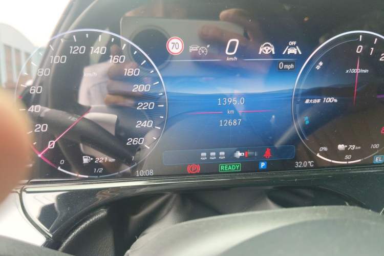 Used Mercedes-Benz E-Class New Energy 2024 E 350 e L Plug-in Hybrid Sedan Odometer Close Up