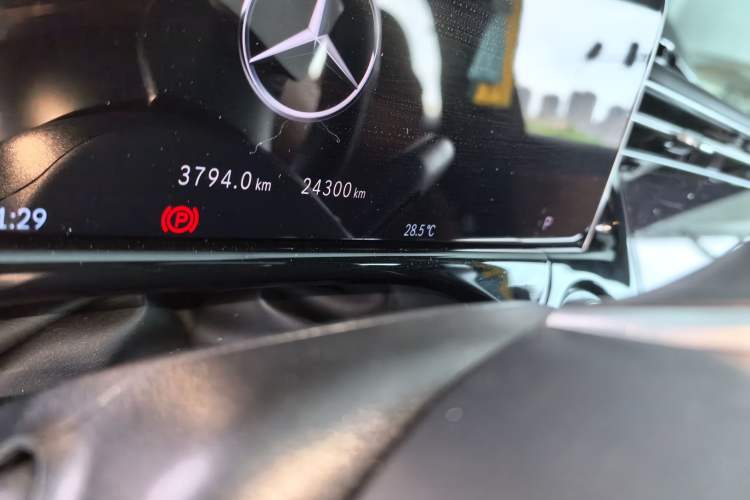 Used Mercedes-Benz E-Class New Energy 2024 E 350 e L Plug-in Hybrid Sports Sedan Odometer Close Up