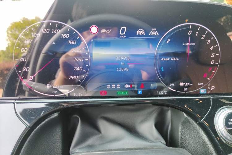 Used Mercedes-Benz E-Class New Energy 2024 E 350 e L Plug-in Hybrid Sedan Odometer Close Up