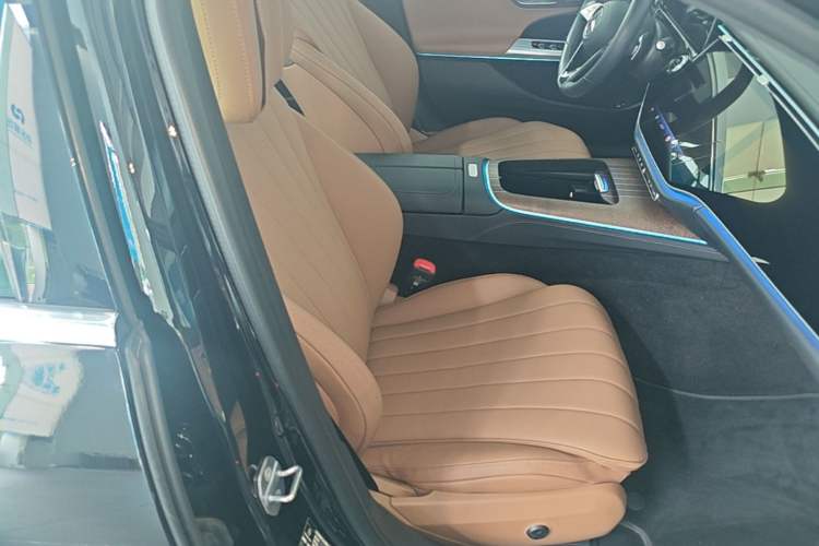 Used Mercedes-Benz E-Class New Energy 2024 E 350 e L Plug-in Hybrid Sedan Right Front Seat